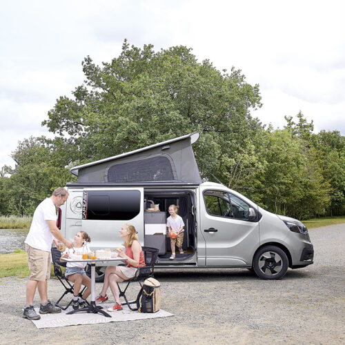 Gezin houdt onderweg pauze met op de achtergrond de Dreamer Cap Easy met het slaaphefdak omhoog.