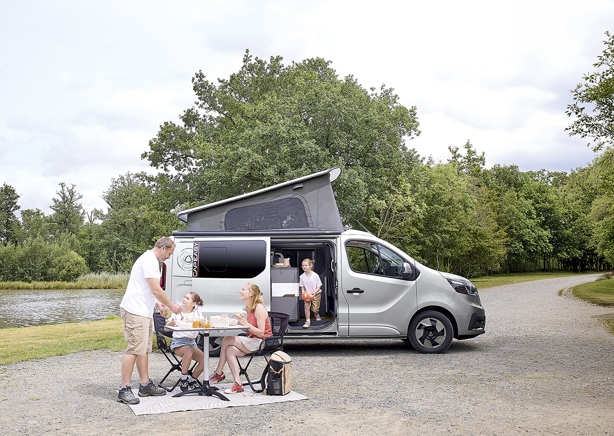 Gezin houdt onderweg pauze met op de achtergrond de Dreamer Cap Easy met het slaaphefdak omhoog.