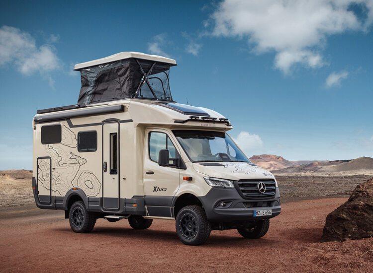 Camper Eura Mobil Xtura 656 HB met uitgeklapte daktent in ruig buitengebied