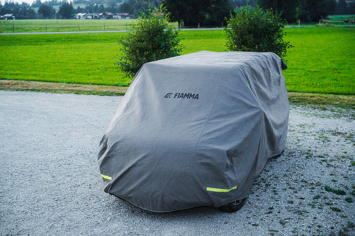 Compacte camper helemaal ingepakt in de Fiamma Cover Premium Van beschermhoes