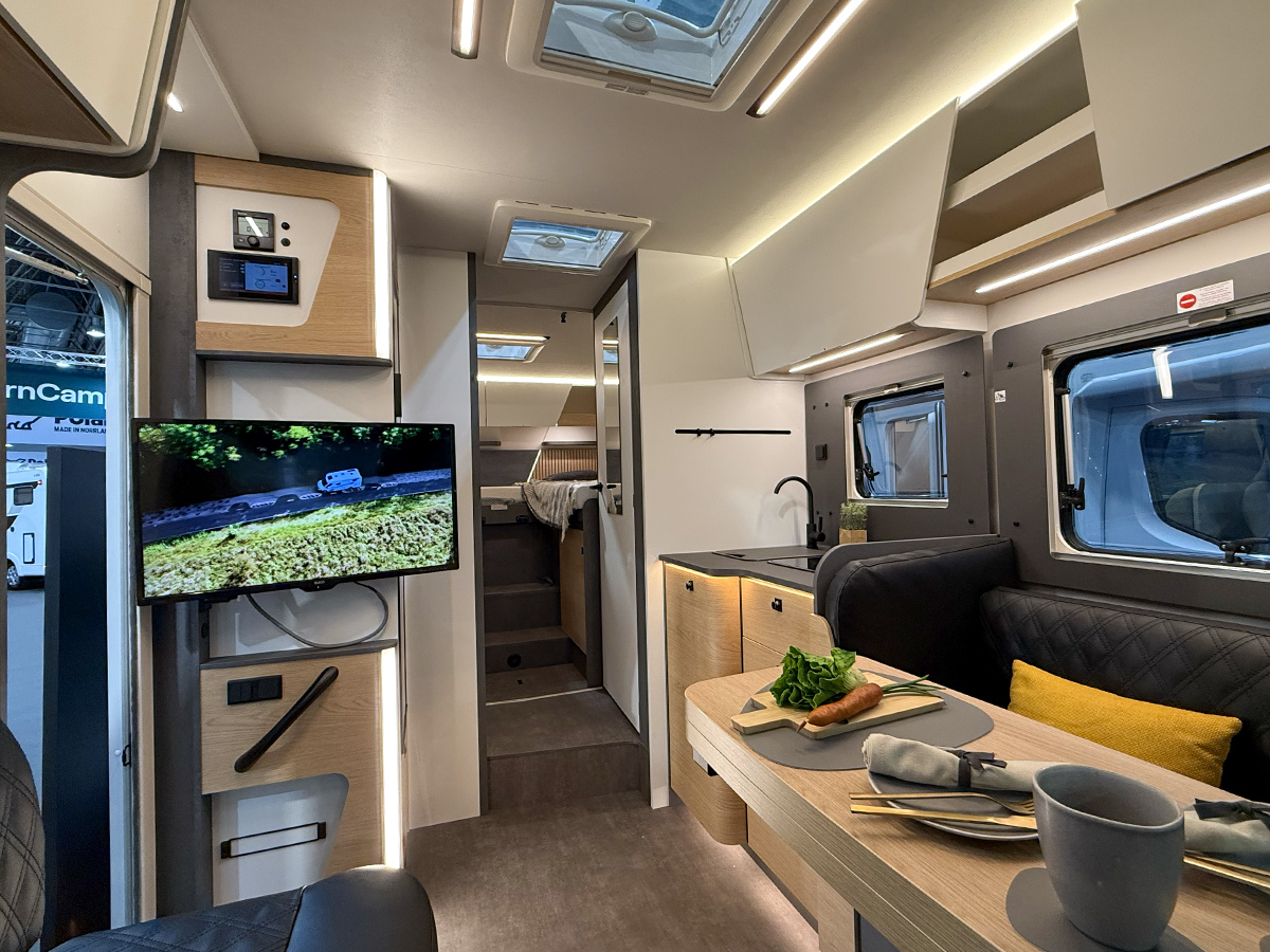 Het interieur van een Ahorn Camp Eclipse camper op de Caravan Salon 2026 in Düsseldorf.