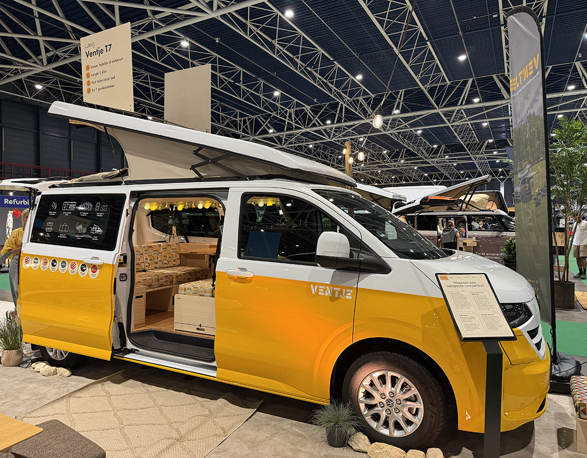 Deze kampeerbussen staan op de Kampeer en Caravan Jaarbeurs
