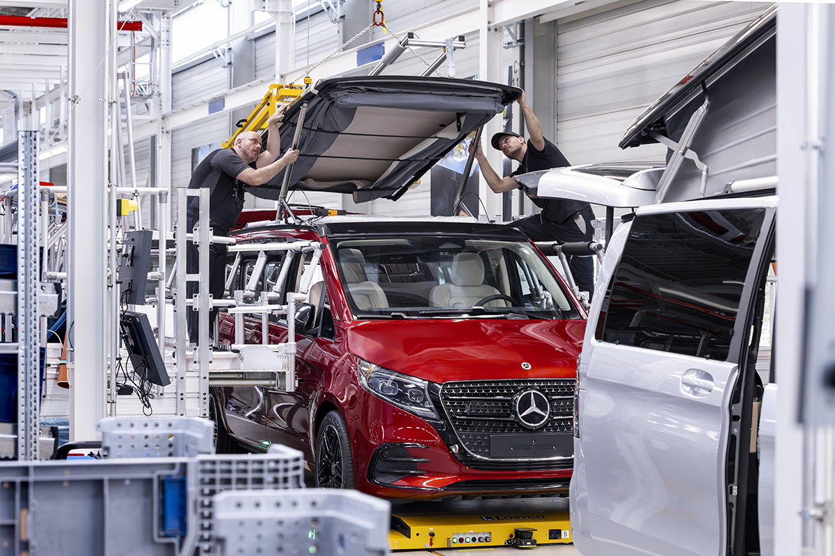 Medewerkers installeren een slaaphefdak op de Marco Polo in de Mercedes-Benz fabriek in Ludwigsfelde.