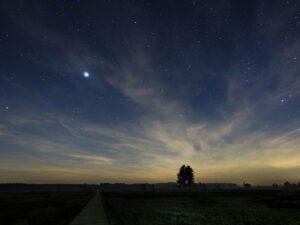 Foto van een sterrenhemel en de maan tijdens de Nacht van de Nacht