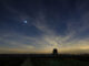 Foto van een sterrenhemel en de maan tijdens de Nacht van de Nacht