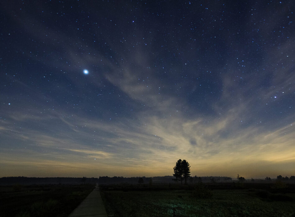 Foto van een sterrenhemel en de maan tijdens de Nacht van de Nacht