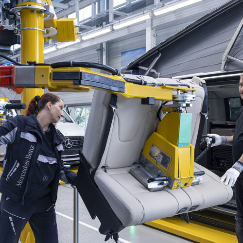 Medewerkers van de Mercedes-Benz fabriek in Ludwigsfelde plaatsen een bank in de Marco Polo.
