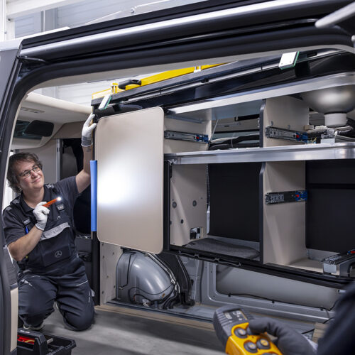 Medewerkers van de Mercedes-Benz fabriek in Ludwigsfelde plaatsen meubilair in de Marco Polo.