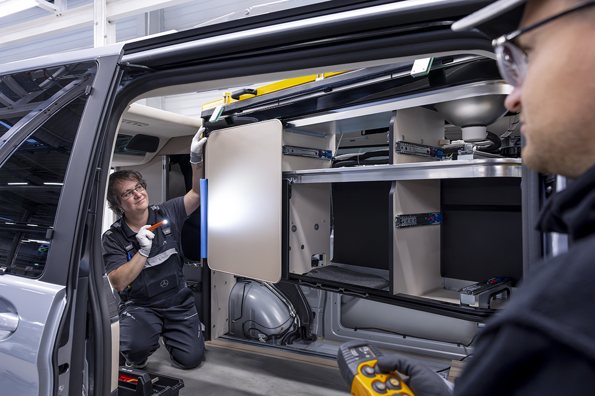 Medewerkers van de Mercedes-Benz fabriek in Ludwigsfelde plaatsen meubilair in de Marco Polo.