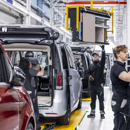 Medewerkers van de Mercedes-Benz fabriek in Ludwigsfelde tijdens de productie van de Marco Polo.