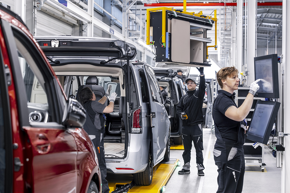Medewerkers van de Mercedes-Benz fabriek in Ludwigsfelde tijdens de productie van de Marco Polo.