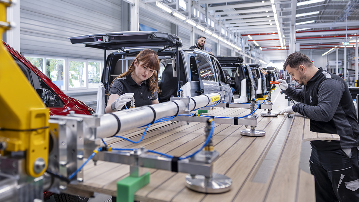 Medewerkers van de Mercedes-Benz fabriek in Ludwigsfelde tijdens de productie van de Marco Polo.