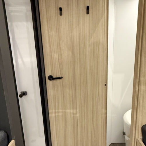 Badkamer in de alkoofcamper Sun Living A75 SL 20E met gesloten deur richting het leefgedeelte