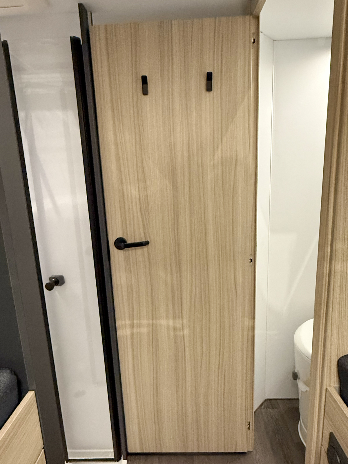 Badkamer in de alkoofcamper Sun Living A75 SL 20E met gesloten deur richting het leefgedeelte