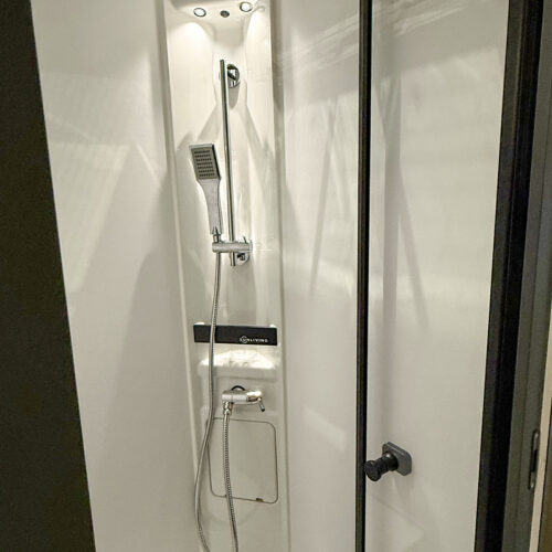 De douche in de alkoofcamper Sun Living A75 SL 20ED