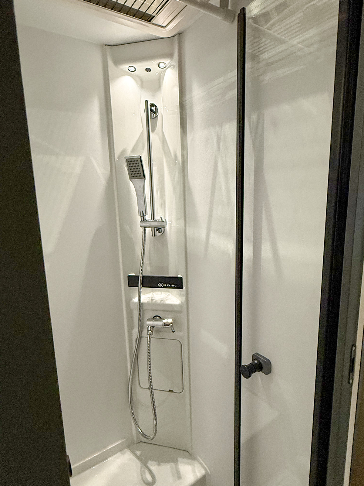De douche in de alkoofcamper Sun Living A75 SL 20ED