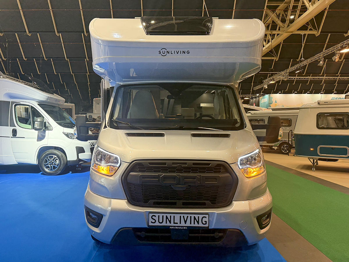 Alkoofcamper Sun Living A75 SL 20ED met Ford Raptor-grille op de Kampeer en Caravan Jaarbeurs 2026 in Utrecht