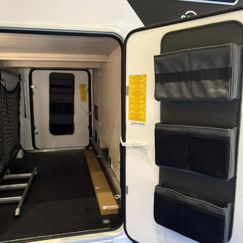 Bagagenet in de garage van de alkoofcamper Sun Living A75 SL 20ED op de Kampeer en Caravan Jaarbeurs 2026 in Utrecht