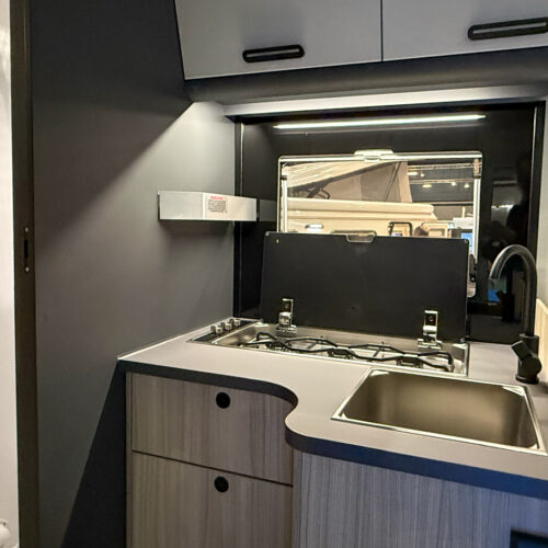 De keuken in de alkoofcamper Sun Living A75 SL 20E met een driepitsgasstel, een spoelbak en opbergruimte.