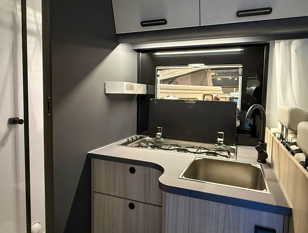 De keuken in de alkoofcamper Sun Living A75 SL 20E met een driepitsgasstel, een spoelbak en opbergruimte.