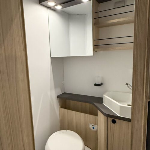 Wastafel en toilet in de alkoofcamper Sun Living A75 SL 20ED