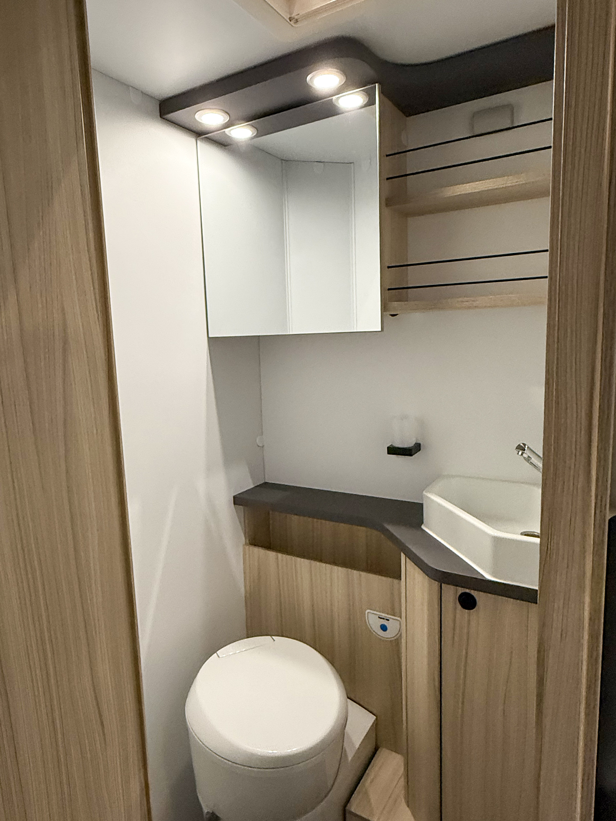 Wastafel en toilet in de alkoofcamper Sun Living A75 SL 20ED