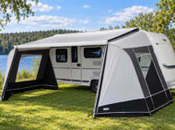 De Unico Modena modulaire wandenset opgebouwd aan een cassetteluifel op de camping