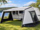 De Unico Modena modulaire wandenset opgebouwd aan een cassetteluifel op de camping