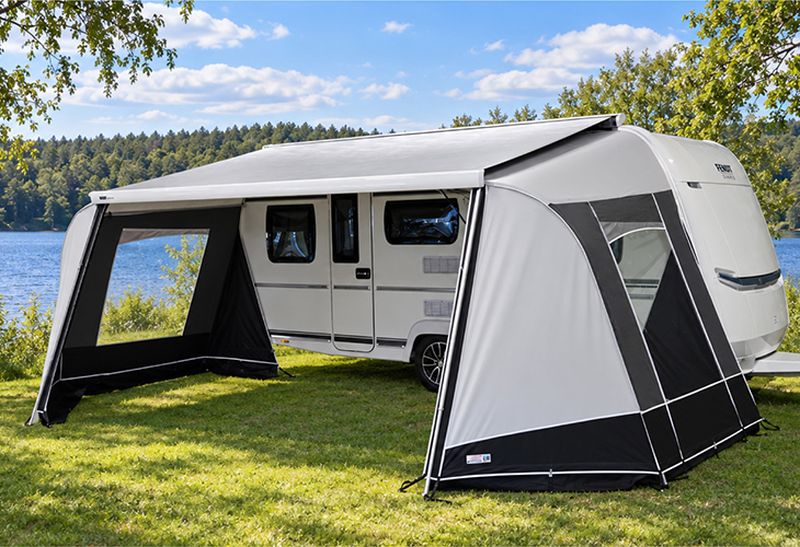 De Unico Modena modulaire wandenset opgebouwd aan een cassetteluifel op de camping