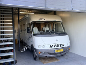 Hymer camper in de stalling