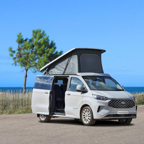 Westfalia Club Joker Urban aan zee onder een blauwe lucht