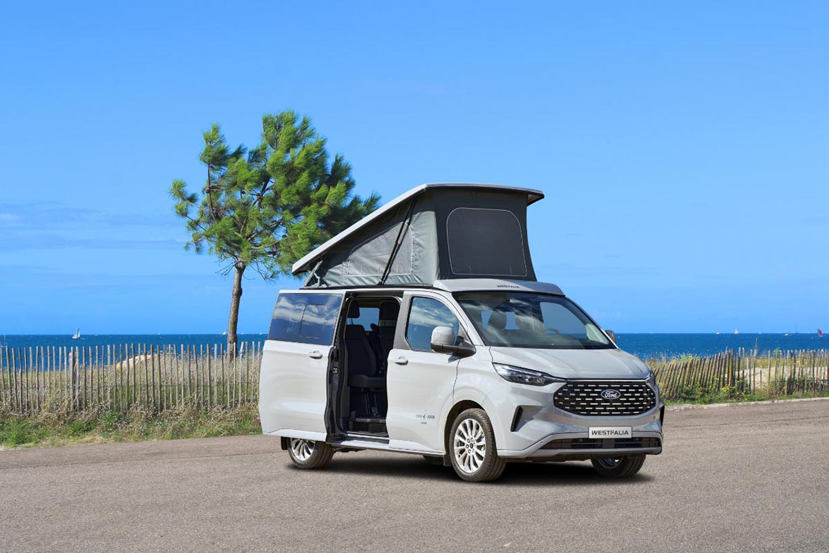 Westfalia Club Joker Urban aan zee onder een blauwe lucht