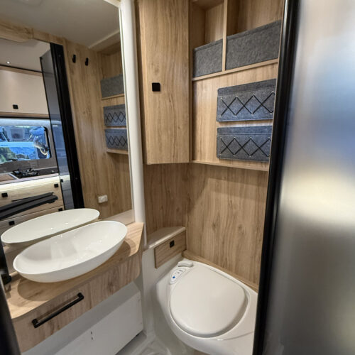 Badkamer in de Xtura 656 HB met een draaibare wastafelwand.