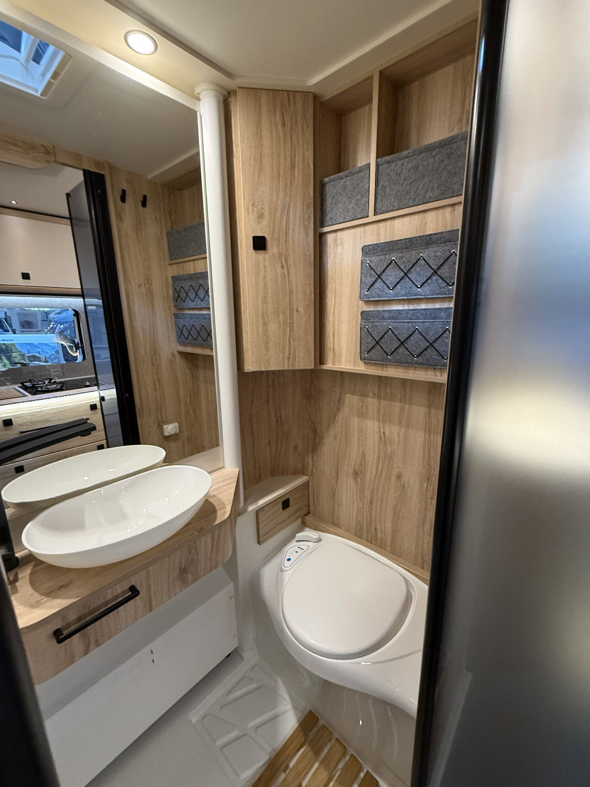 Badkamer in de Xtura 656 HB met een draaibare wastafelwand.