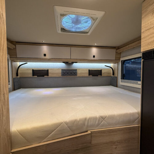 Dwarsbed in de Eura Mobil Xtura 656 HB