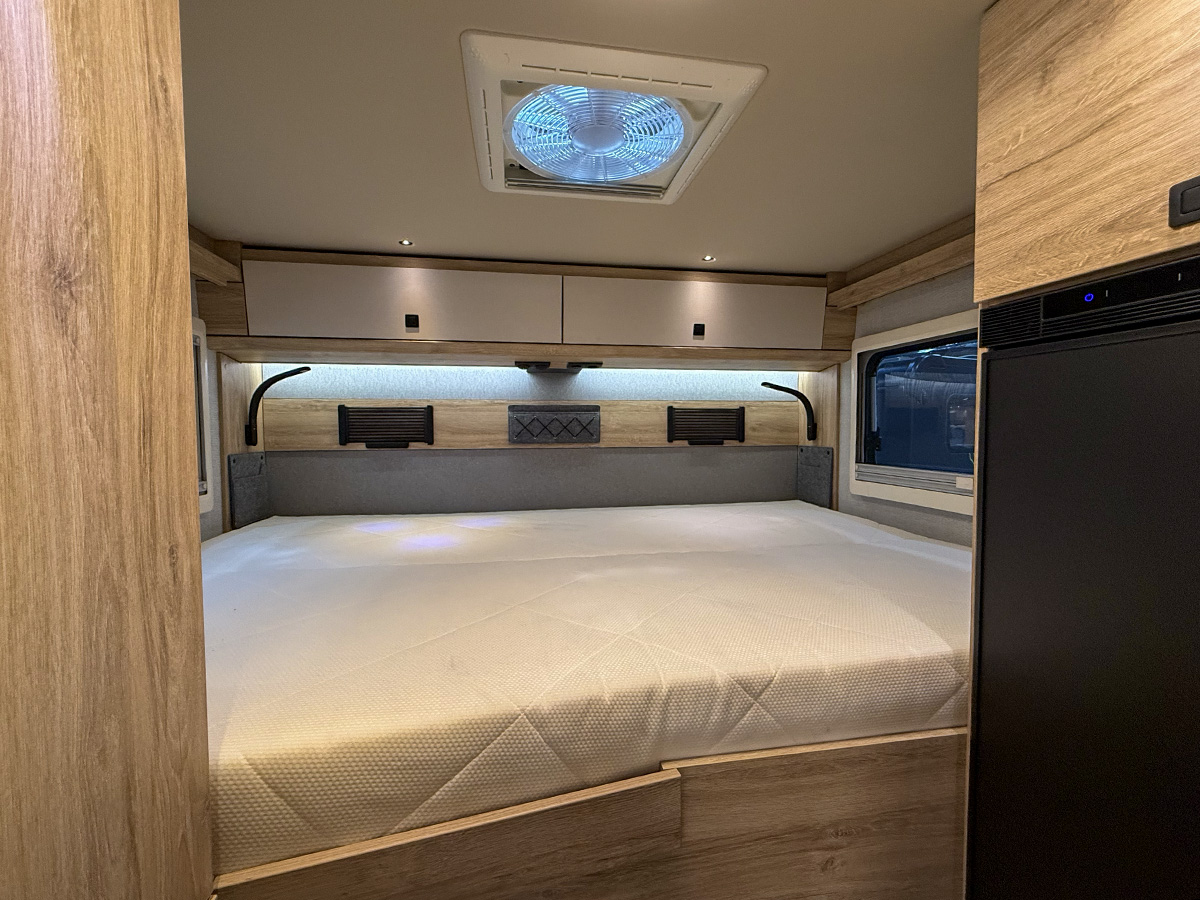 Dwarsbed in de Eura Mobil Xtura 656 HB