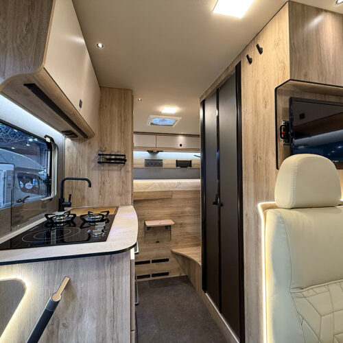 Interieur van de Eura Mobil Xtura 656 HB met links de keuken en rechts de badkamer