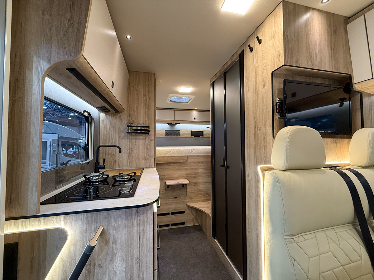 Interieur van de Eura Mobil Xtura 656 HB met links de keuken en rechts de badkamer