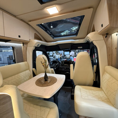 Zitgroep met L-vormige bank en zijbank in de Eura Mobil Xtura 656 HB