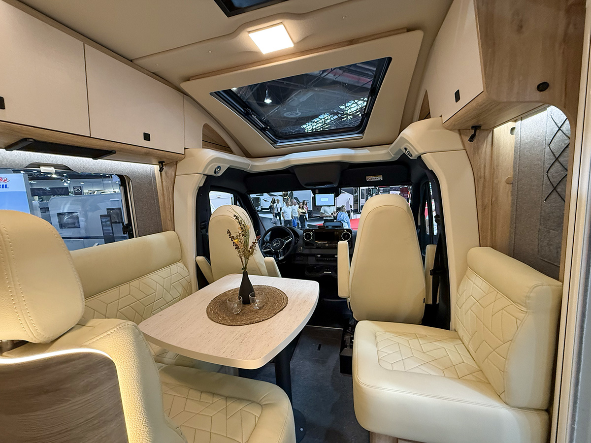 Zitgroep met L-vormige bank en zijbank in de Eura Mobil Xtura 656 HB