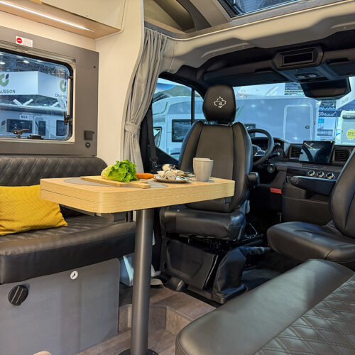 De zitgroep van een Ahorn Camp Eclipse camper op de Caravan Salon 2026 in Düsseldorf.