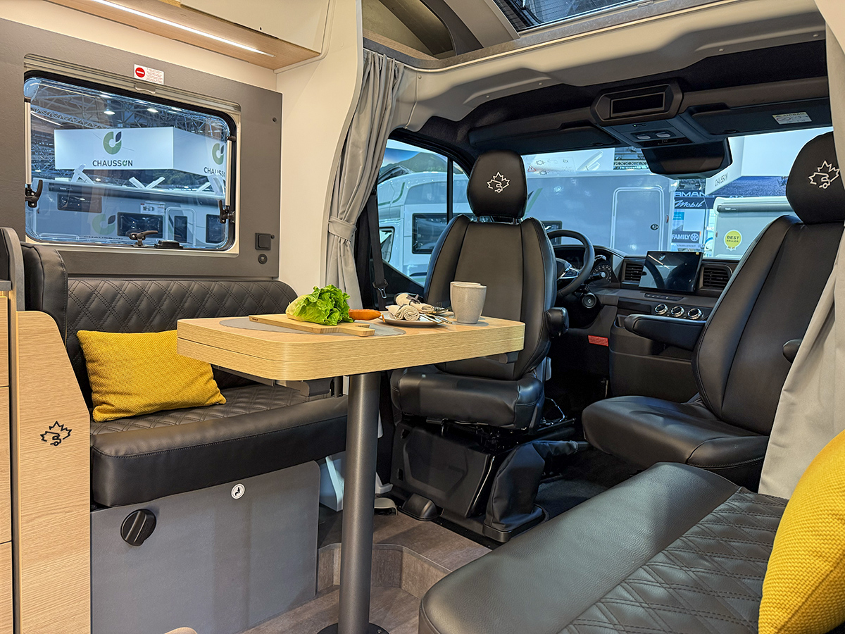 De zitgroep van een Ahorn Camp Eclipse camper op de Caravan Salon 2026 in Düsseldorf.
