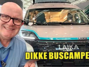 Videostill van de Laika Ecovip Performance buscamper met racewielen en sportieve exterieurstriping, getoond op de Caravan Salon in Düsseldorf.