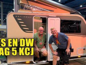 Videostill van de Rapido C66i integraalcamper op de Kampeer & Caravan Jaarbeurs, getoond tijdens een Campingtrend-video.